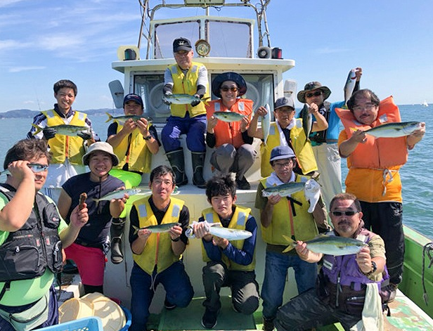 釣り人と魚のアップ写真