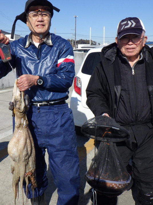 釣り人とマダコのアップ写真
