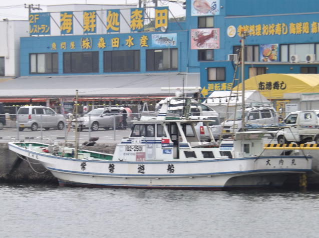 港と乗合船の写真