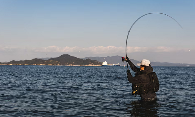 ロッドと釣り人のアップ写真