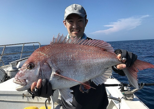 魚と釣り人のアップ写真