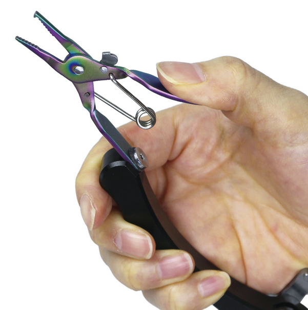 プライヤーのアップ写真