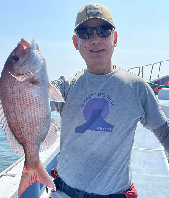 釣り人と魚のアップ写真