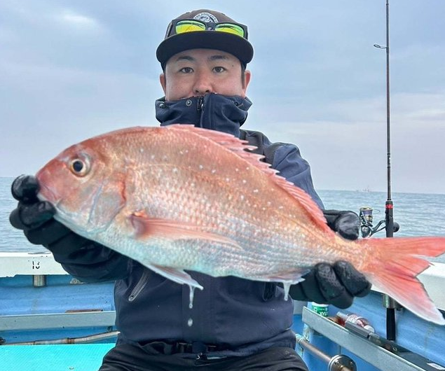魚と釣り人のアップ写真