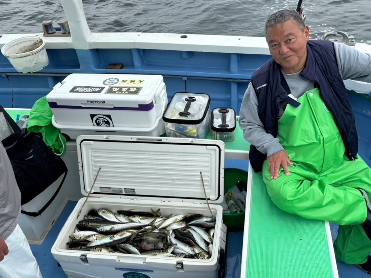 【釣果速報】神奈川県大松丸のアジの釣果がバズってる！竿頭128匹！釣れすぎて笑いが止まらない釣行を体験してみませんか？
