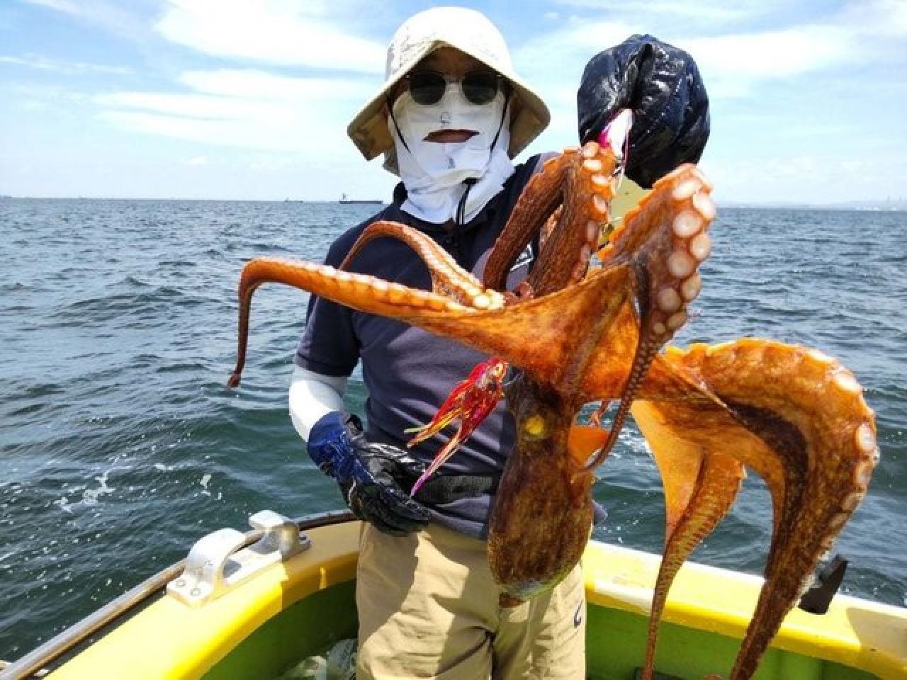 【釣果速報】神奈川県鴨下丸kawanaで全員マダコGET達成！1.80kgの良型タコも！好調の今、ぜひ乗船予約を！