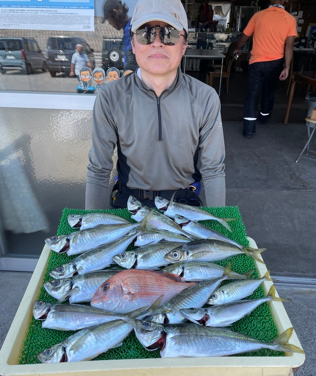 釣り人と魚のアップ写真