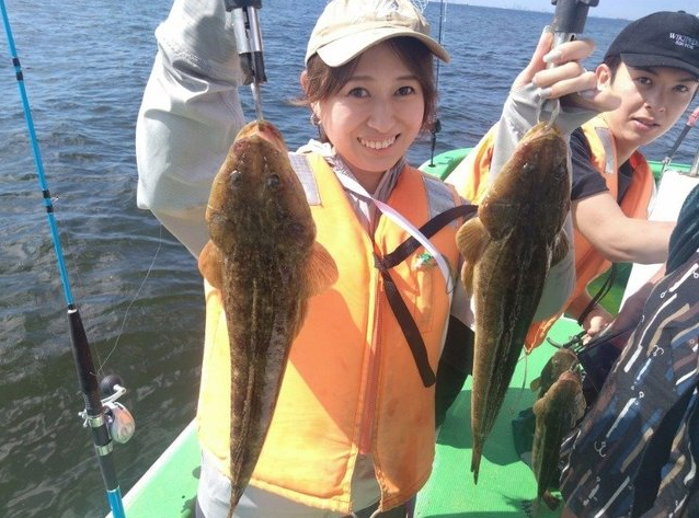 釣り人と魚のアップ写真