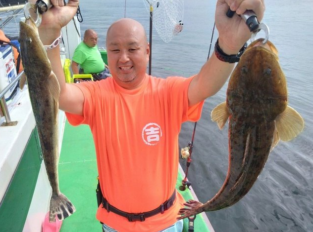 魚と釣り人のアップ写真