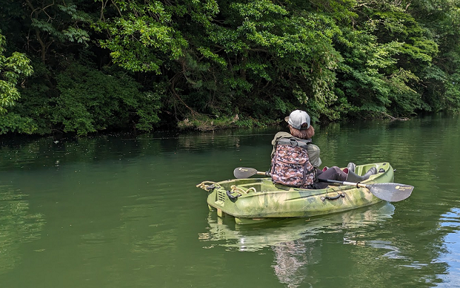 釣り人とカヤックのアップ写真