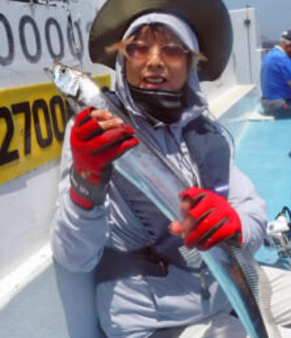 釣り人と魚のアップ写真