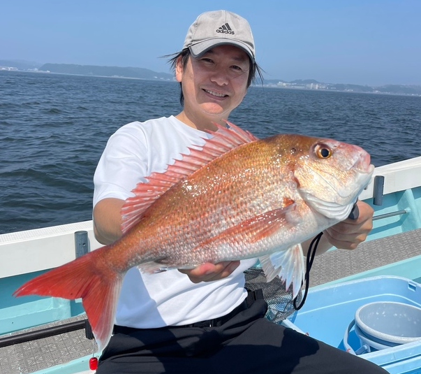釣り人と魚のアップ写真
