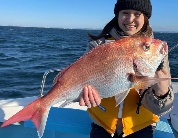 魚と釣り人のアップ写真