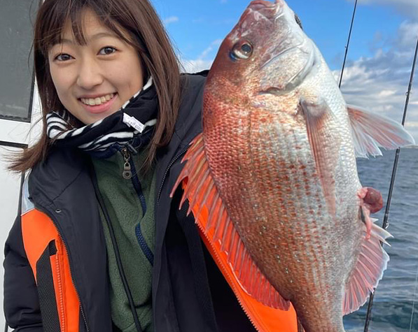 魚と釣り人のアップ写真