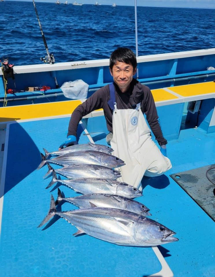 【釣果速報】カツオ・ソーダガツオ・キメジ爆釣で超スピード納竿！マグロのヒットチャンスもあり！神奈川県成銀丸で青物ざんまいな一日を！