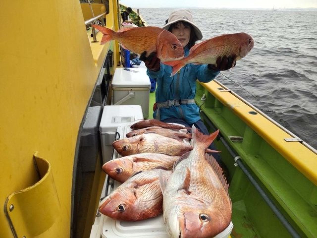 【釣果速報】神奈川県鴨下丸kawanaでマダイ大漁！「両手いっぱいにマダイ」の興奮をあなたも味わってみませんか？