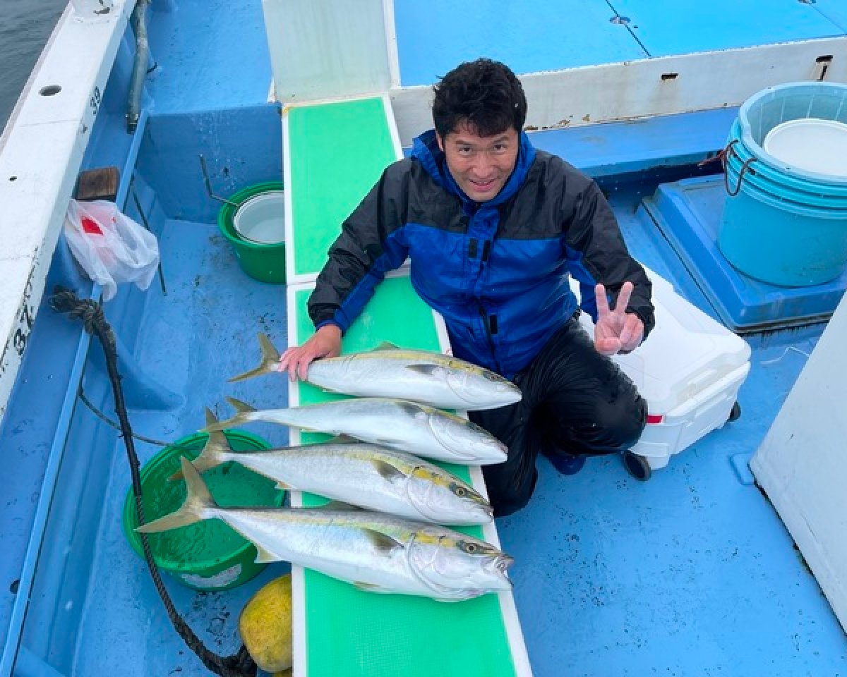 【釣果速報】神奈川県大松丸でワラサがトリプルヒット！6kg、4kgなどサイズも申し分なし！今後はブリシーズン突入でさらなる大物に出会えるかも！