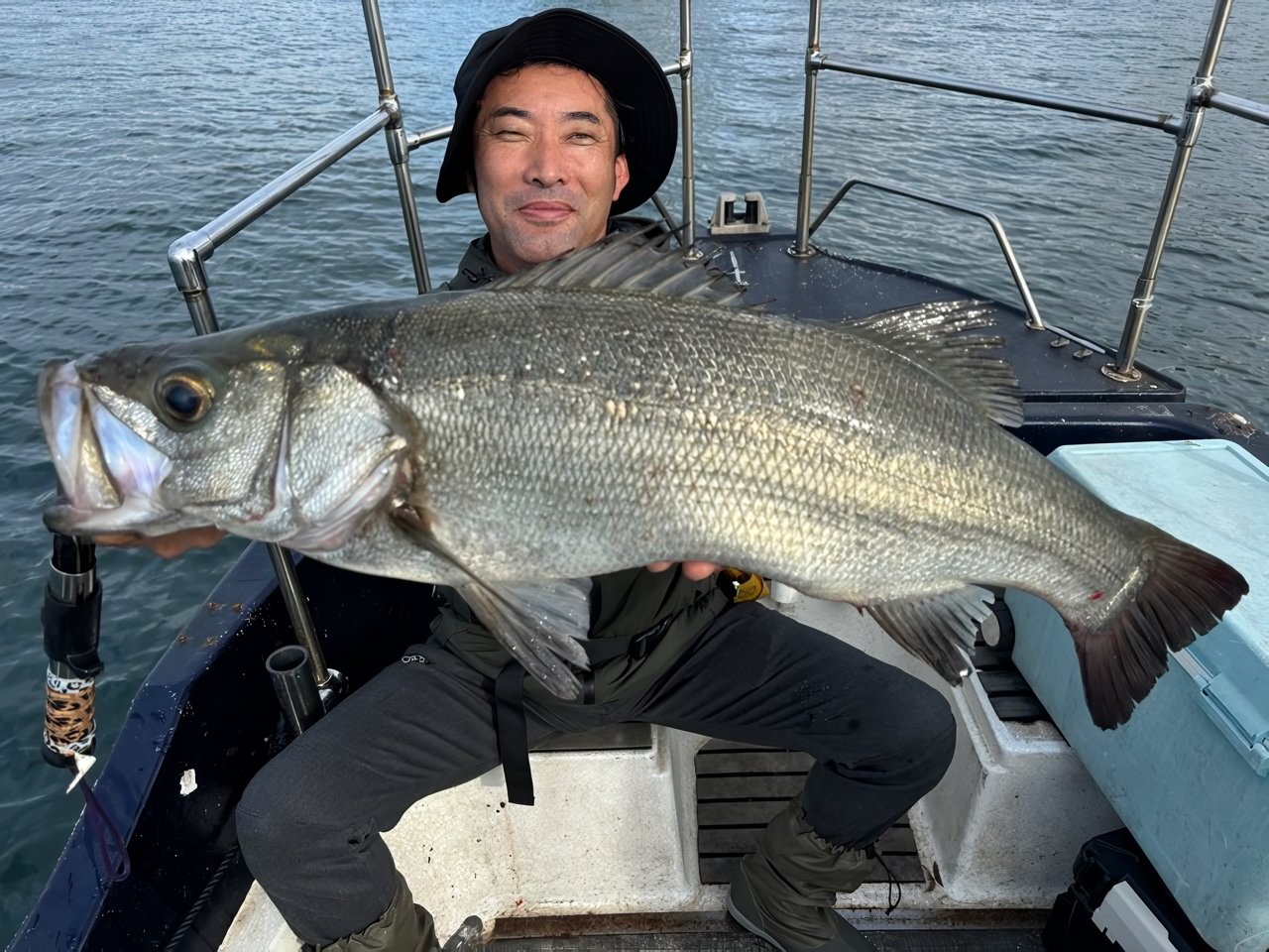 【釣果速報】千葉県TARGETで85cmのランカーシーバスゲット！船長の機転と手腕で一日大興奮の釣行に！