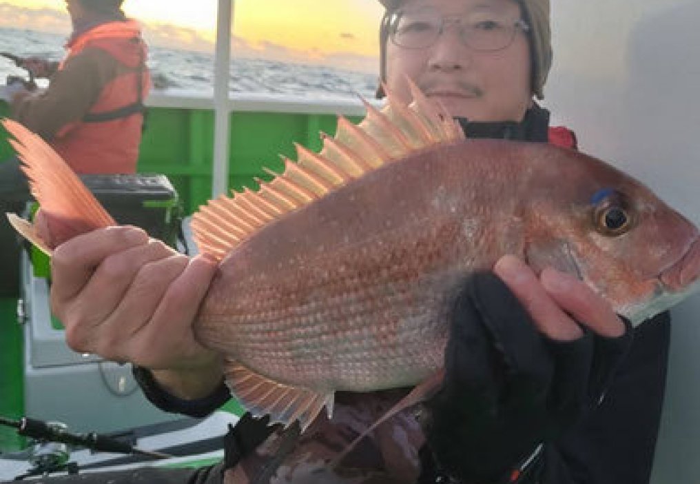 【釣果速報】茨城県弘漁丸で食べ頃サイズの良型マダイ上がる！多彩なゲストも見え釣行は大充実！