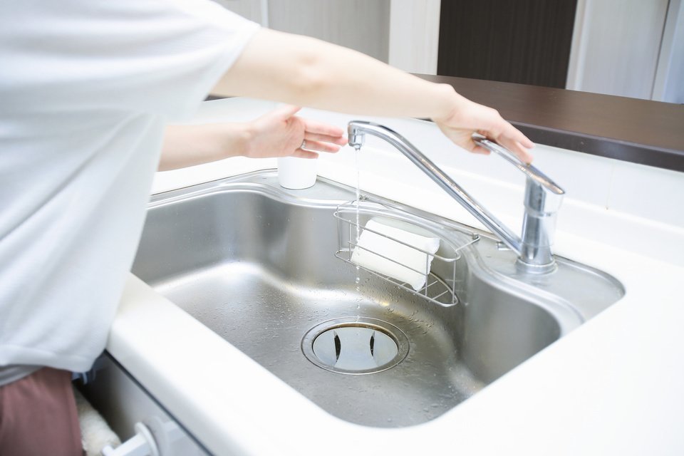 シンク　女性　写真