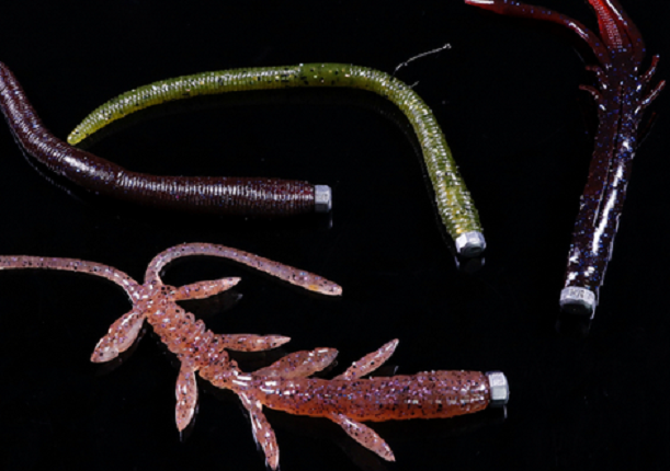 ワームとフックとシンカーの写真