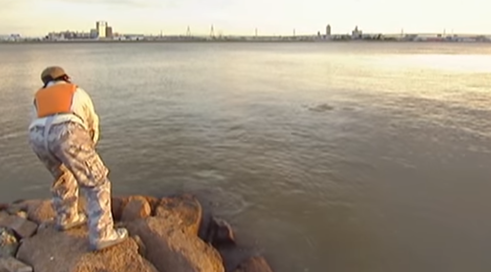 釣り人　川　濁り　写真