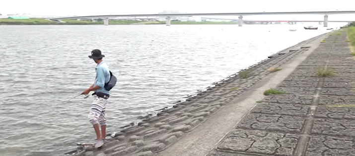 ロッドとアングラーのアップ写真