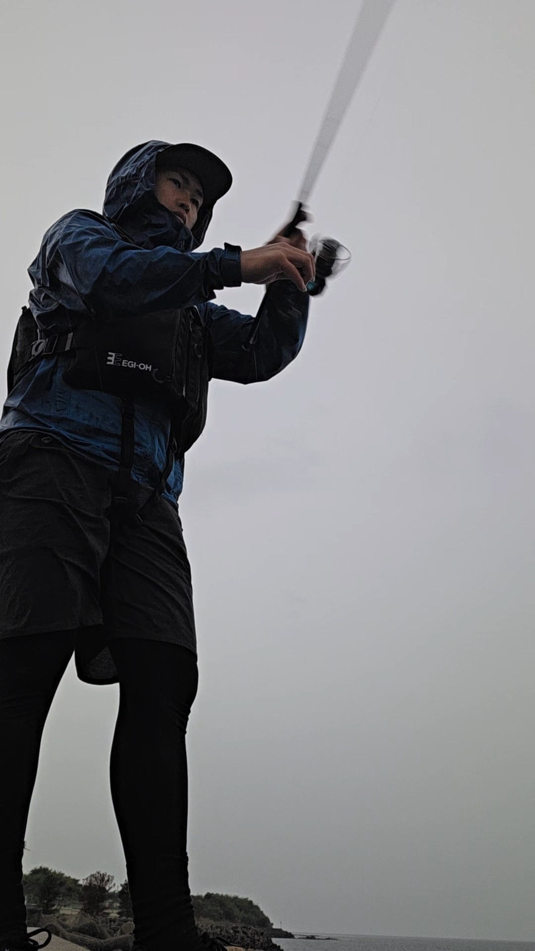 雨天でエギングしている写真