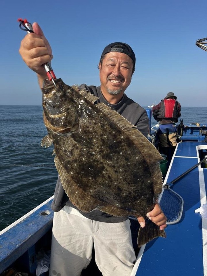 【釣果速報】4kgクラスを続々キャッチ！千葉県隆正丸で釣れるヒラメはどれも大型で笑いが止まらない！