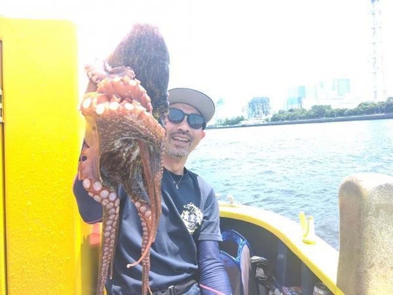 【釣果速報】神奈川県濱生丸で全員マダコGET達成！最大2.00kg！好調の今、ぜひ乗船予約を！        