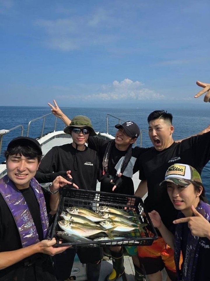 【釣果速報】静岡県魚磯丸で44cmのギガアジはじめ良型アジ好調！レンタルでもクーラーボックスが華やかに！