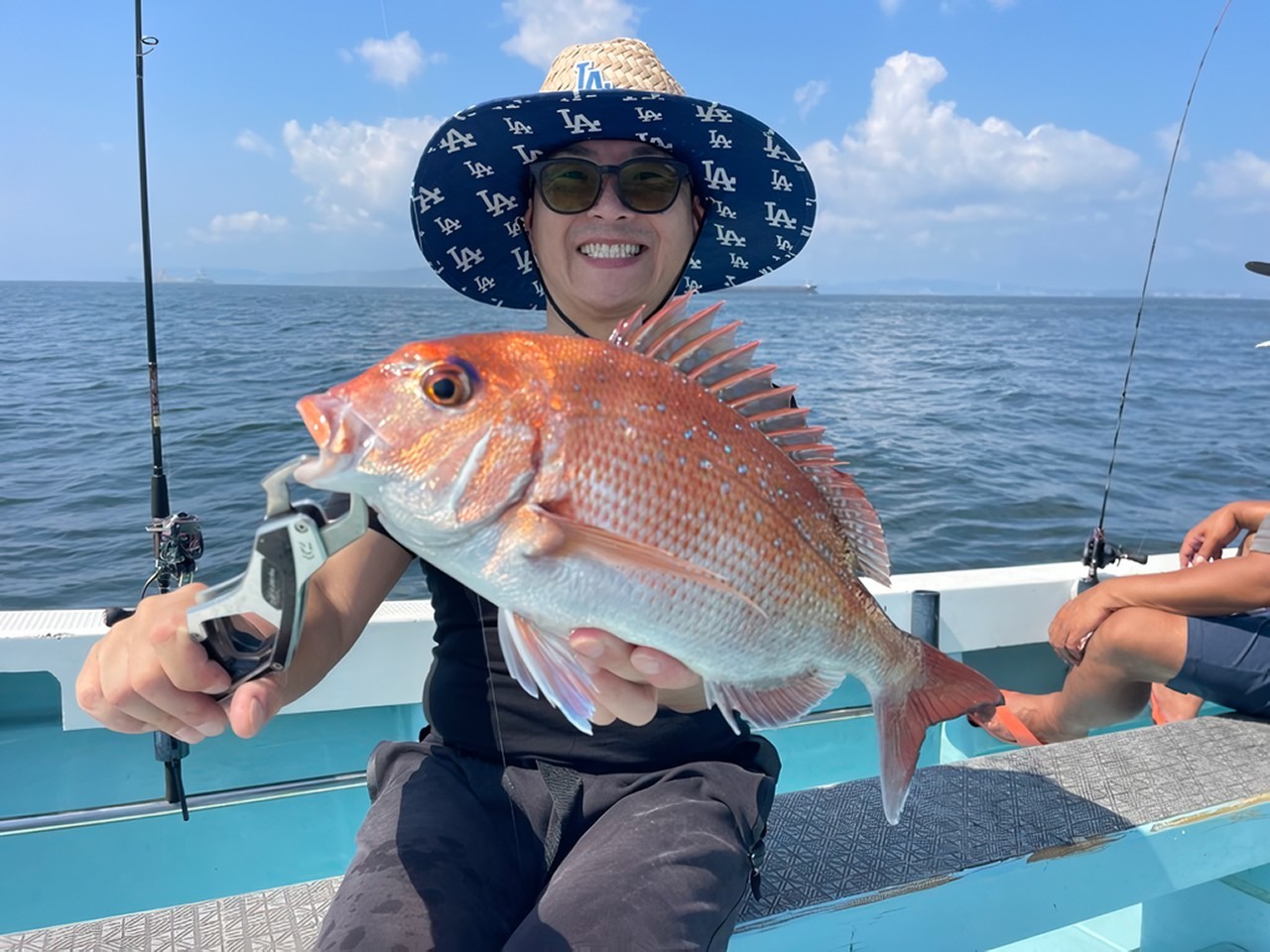 【釣果速報】神奈川県村本海事でマダイGET！ゲストにホウボウ、ワラサも！さあ、海のお宝を探す冒険に出かけよう！！