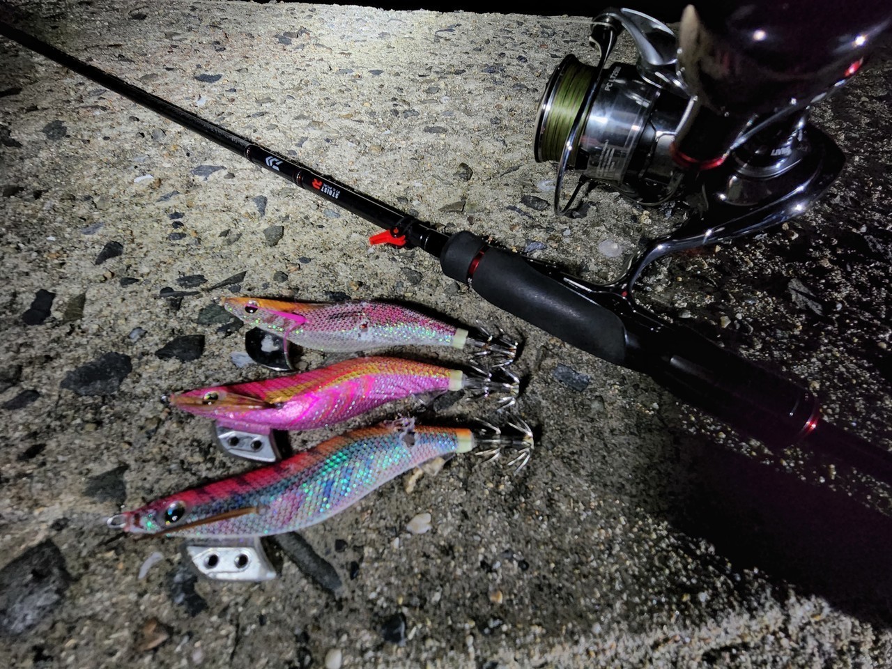 初冬のナイトエギングにおすすめのエギ(上からエギ王SEARCH3号ショコラブラウン・エギ王K3号トラトラピンキー・エギ王K3.5号ぶちぶちコーラル)