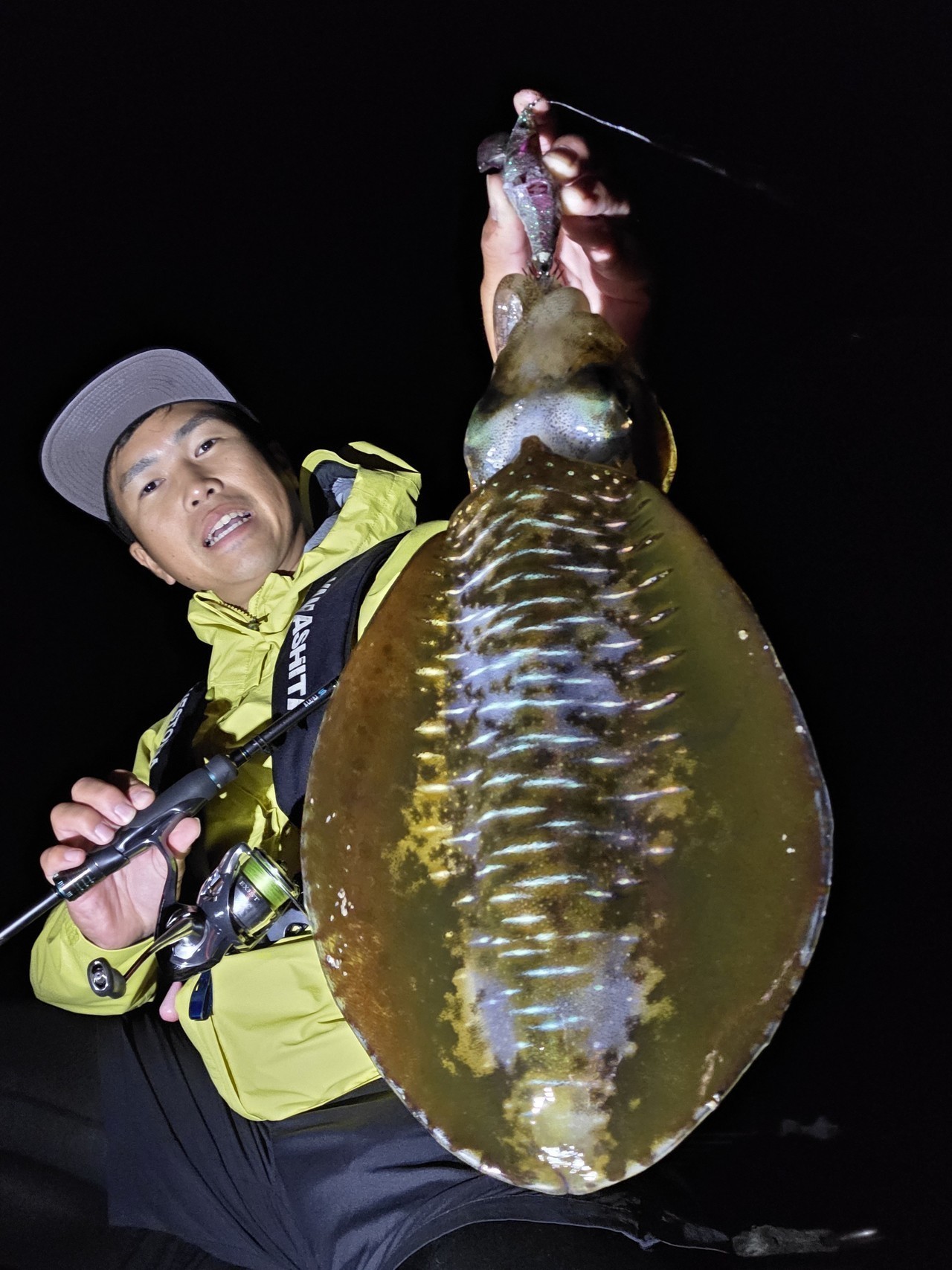 熊本エリアのナイトゲームでキャッチした800gのアオリイカ(エギ王SEARCH)