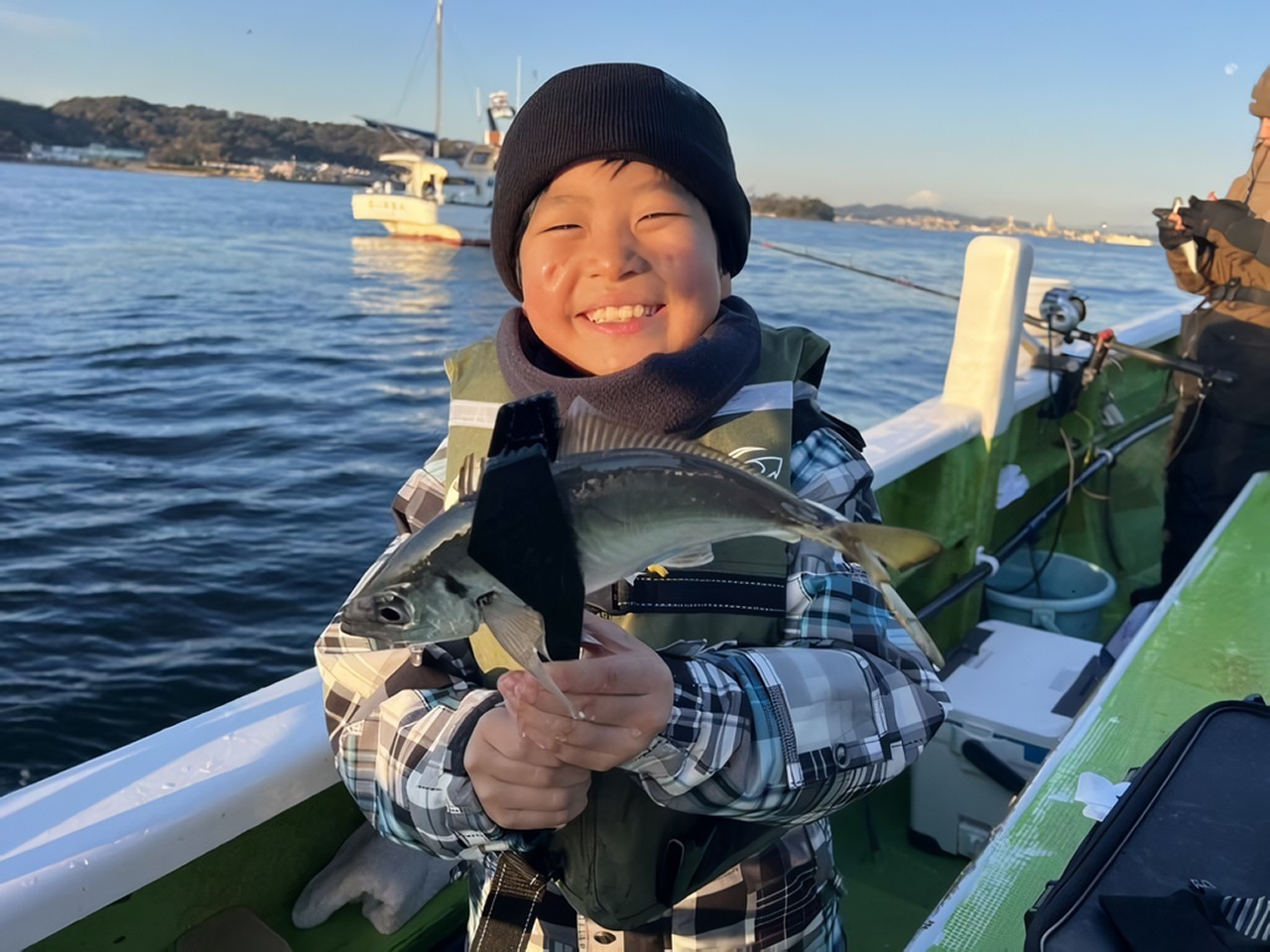 【釣果速報】神奈川県政信丸で42cmのデカアジを一気にゲット！引きも味も今が最高潮！旬のシーズンを絶対に逃すな！