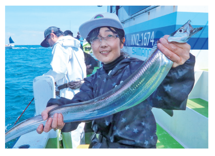 大貫沖の浅場で魚影濃厚早くも夏タチの気配あり