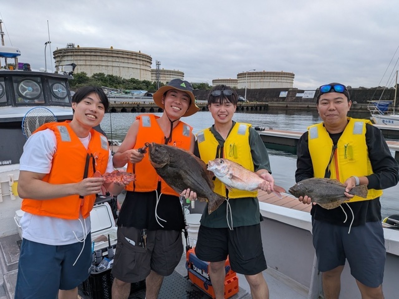 【釣果速報】和歌山県SevenSWellでヒラメ・タイをキャッチ！デビュー戦の学生さん達もお土産ばっちりゲット！