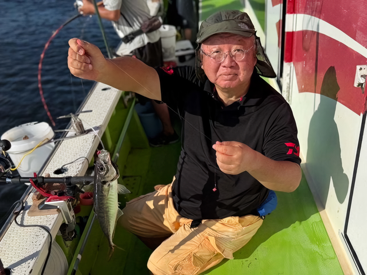 【釣果速報】神奈川県はやぶさ丸で全員アジGET達成！49cmのデカアジも！好調の今、ぜひ乗船予約を！