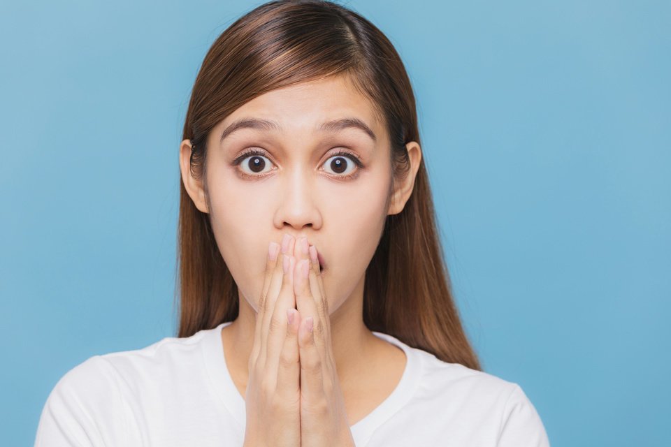 驚く　女性　写真