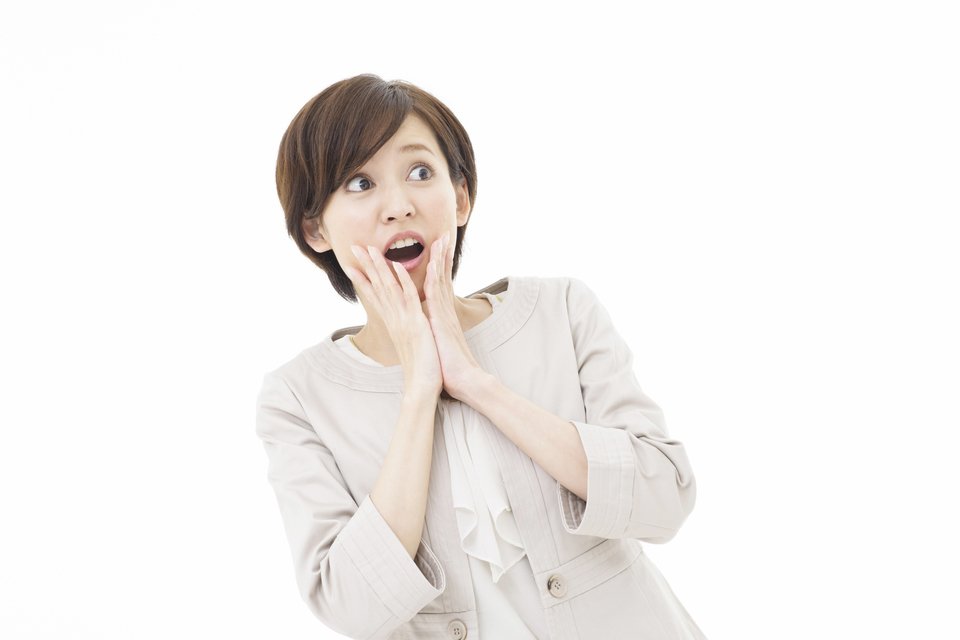 驚く　女性　写真