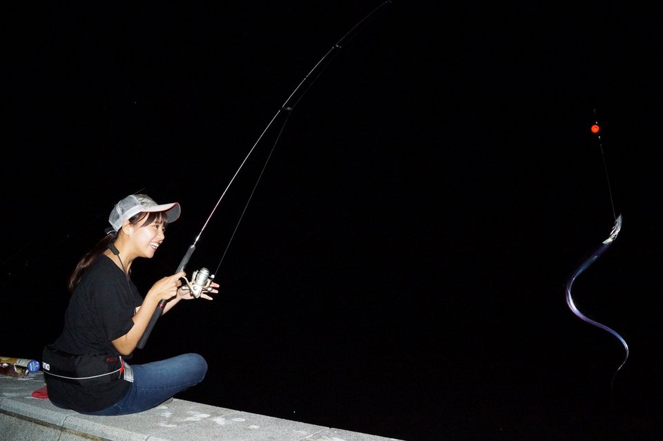 タチウオ　釣り　女性　写真
