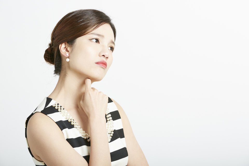 悩む 女性 写真