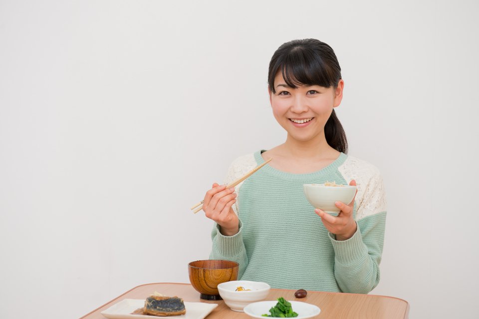 女性　食事　写真