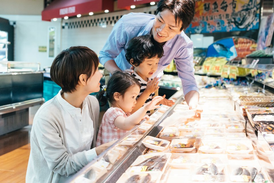 スーパー　買い物　家族　写真