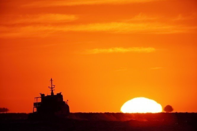夕焼け　船　海