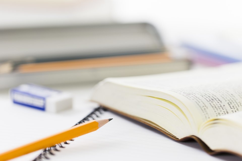 鉛筆　本　消しゴム　写真