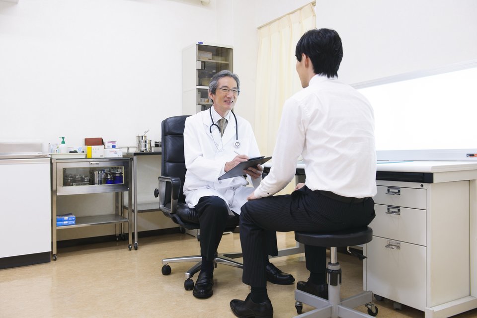 病院 医者 診察 写真