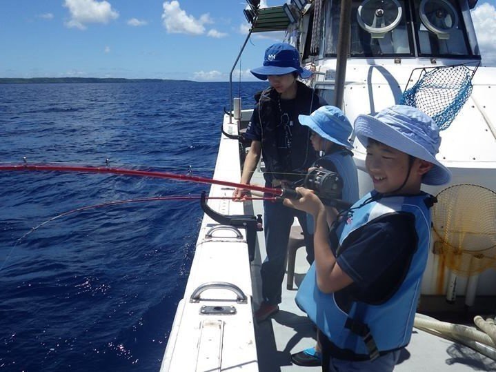 釣り船　子供　女性 　写真