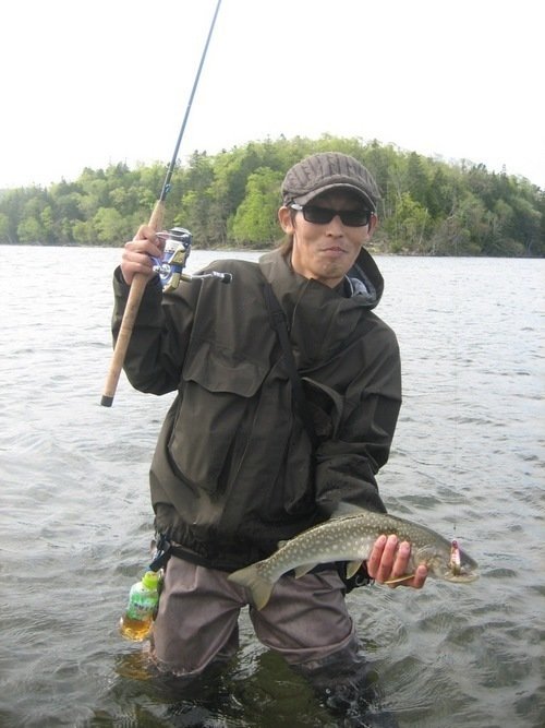 釣り人　トラウト　ルアー　写真