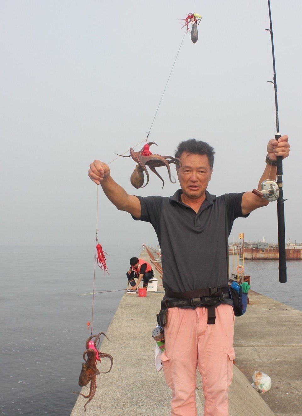 タコ釣り　釣り人　写真